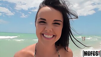 Dillion Harper anální masturbace v HD videu