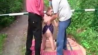 Humiliation En Plein Air D'Une Fille Maigre