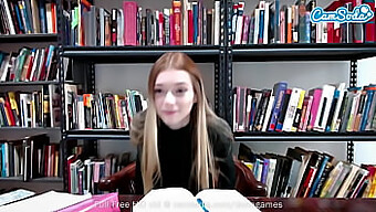 Coed Onanerer På Webcam Under Studiesalen