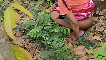 Aventura De Orina Al Aire Libre De Una Adolescente Africana Amateur En El Bosque