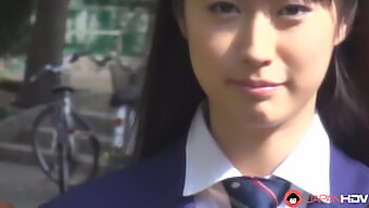 Close-up dan tanpa sensor: Tomomi Motozawa dalam seragam sekolah