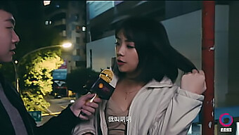 Yueyue'S Ondeugende Ontmoeting Tijdens Een Interview Met Een Straatcommissaris