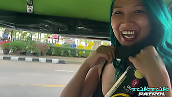 Une Belle Thaïlandaise Fait Une Fellation Enthousiaste À Un Homme Bien Membré Qu'Elle A Récemment Rencontré.