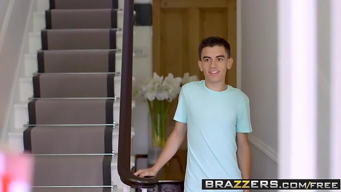 Tre mamme adottive seducenti prendono il controllo in un video selvaggio di Brazzers