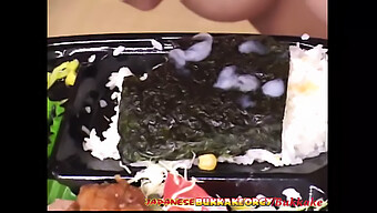 Joven Adolescente Japonesa Disfruta De Un Rollo De Sushi Lleno De Semen