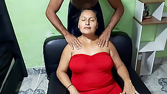 Uma sessão de massagem quente com minha sogra se transforma em um encontro sensual!