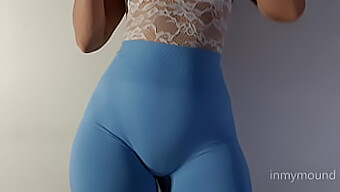 La Bellezza Dalle Tette Naturali Mostra La Sua Figa Gonfia In Leggings Blu