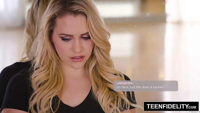 A sedutora adolescente Mia Malkova usa suas curvas para chantagear um banqueiro em um encontro hardcore