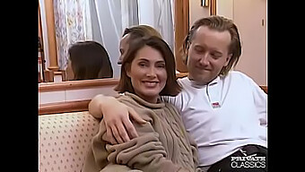 Delícia vintage: o encontro apaixonado da MILF Gina com seu amante bem-dotado