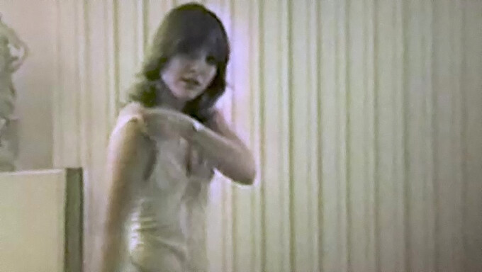 ビンテージな80年代の美女が官能的なダンスを披露し、からかいます。