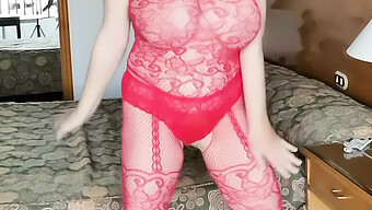 Mariaold, Si Milf Yang Bersemangat, Memamerkan Payudara Besar Dan Tidak Disempurnakan Dalam Bodystocking