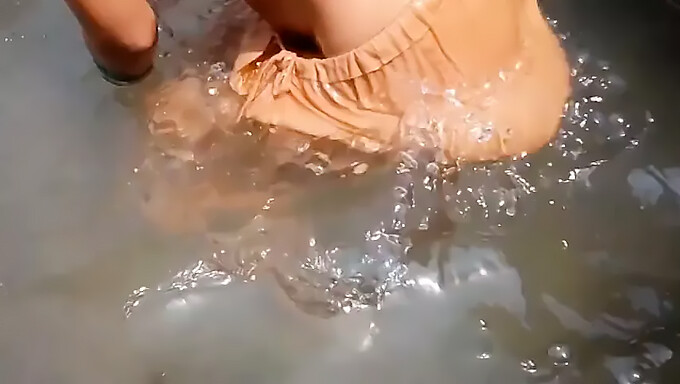 Une jeune indienne se laisse aller à une baignade en plein air, révélant ses gros seins naturels