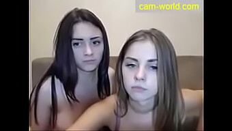 Ragazze russe condividono un bacio appassionato - Video amatoriale per adolescenti