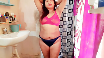 Desi Housewife With Sexy Curves In Solo Show