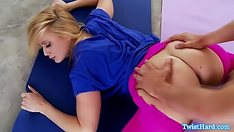 Intensas Habilidades Orales De La Instructora De Yoga Aj Applegate