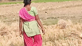 Des Filles Desi Du Village S'Engagent Dans Un Sexe Chaud Avec De Gros Seins