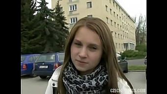 Tsjechische Tiener Veronika Geeft Een Wilde Pijpbeurt Op Straat