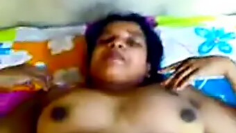 Wanita India Matang Dan Lelaki Muda Terlibat Dalam Video Amatur Buatan Sendiri