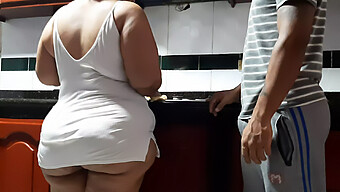 La Madre De Mi Amigo Estaba Sin Bragas En La Cocina, Cosa Que Descubrí