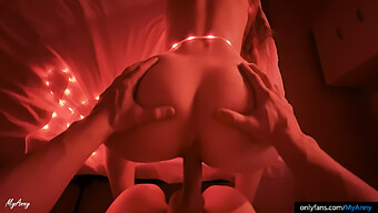 Un Cadeau Du Nouvel An D'Un Camarade Étudiant: Sexe Intense Et Éjaculation