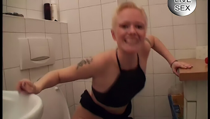 Německé blond lesbičky se v tomto videu vyvádějí