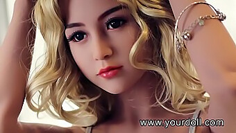 Seorang Kecantikan Hitam Yang Menakjubkan Dan Seorang Boneka Blonde Terlibat Dalam Pertemuan Seksual Yang Menakjubkan