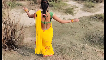 Young Indian Girl'S Outdoor Public Sex And Big Ass Exposure In Rural Setting