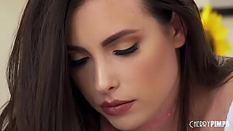 Casey Calvert, cô gái tóc nâu xinh đẹp, khám phá niềm vui trong tình dục qua đường hậu môn mãnh liệt