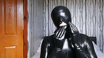 ربطة عنق ولعب Bdsm مع بدلة مطاطية والإسكات ..