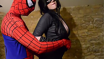 Busty Cosplay Catwoman dáva Spidermanovi orálny a ručný sex