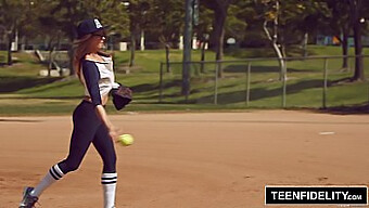 Fit Softball-Valmentajan Kuuma Kohtaaminen Kirsten Leen Kanssa