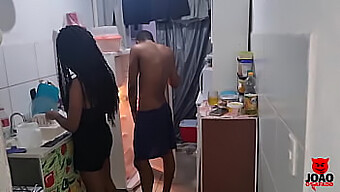 Marido Excitado Surpreende Esposa Na Cozinha E Tem Sexo Apaixonado Com Ela