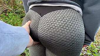 Encontro Ao Ar Livre No Parque Com Uma Garota Curvilínea E Sua Bunda Ampla