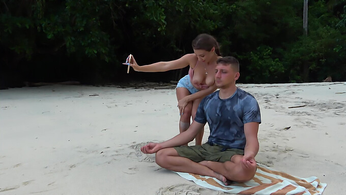 Fremdes Mädchen gibt am Strand einen schlampigen Blowjob!