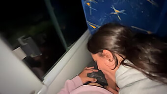 Eine Junge Frau Hat Oralsex Mit Einem Fremden In Einem Öffentlichen Bus Und Bekommt Seine Ejakulation In Ihren Mund.