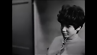 Wanita Amerika Meneroka Cinta Lesbian Dengan Vibrator Dalam Filem 1968