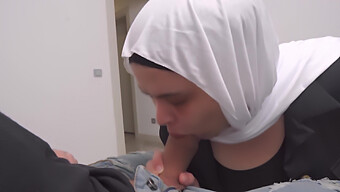 Muslimská Žena V Domácnosti Dostane Drsnú Kundičku V Čakárni Nemocnice