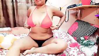 Show Sensual De Lingerie De Uma Garota Asiática Sozinha.