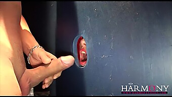 Le Delizie Anali Di Harmony Vision In Un Ambiente Di Gloryhole