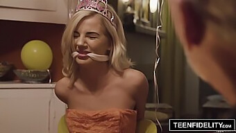 Malá Prsia Tínedžerky Bella Rose Dostáva Tvár Od Staršieho Muža