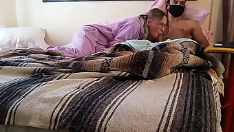 Teen Amateurin Gibt Ihrem Papa Einen Geilen Blowjob Im Pyjama