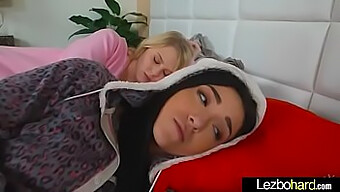 Lesbiene Adolescente Se Răsfăț În Sex Fierbinte Într-Un Videoclip Amator