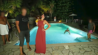 Una Orgía Anal Salvaje Con Un Grupo De Hombres Y Una Milf Tetona En Un Ambiente De Piscina. ¡mira Cómo Se Divierten Juntos!