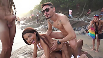 Bianca Dantas' öffentliches Sexabenteuer mit mehreren Partnern an einem überfüllten Strand