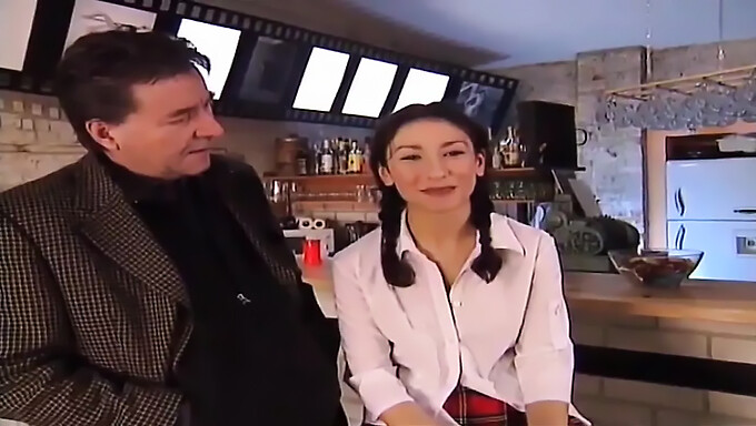 Harry S. Morgan și Sibel Kekilli într-o scenă retro cu pizda strâmtă