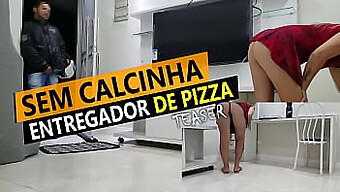 Cristina Almeida Trải Qua Một Cuộc Gặp Gỡ Đầy Kích Thích Với Việc Giao Pizza Trong Trang Phục Hở Hang.