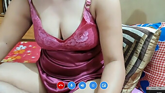 Người Phụ Nữ Trưởng Thành Mông To Khoe Vòng Một Tự Nhiên To Trên Webcam