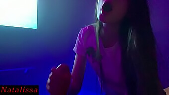 Cô Gái Mút Cặc Cho Một Blowjob Tự Làm Ở Nơi Công Cộng