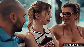 Η έφηβη (18+) Cheerleader παίρνει την πρώτη της εμπειρία στον πρωκτό