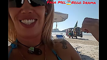 Pov Video Manželky Predvádzajúcej Svoju Veľkú Zadnicu A Bikiny Na Preplnenej Pláži